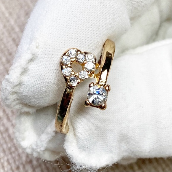Jewelry - Fashion Ring Gold Tone Bypass Style Heart White Crystal